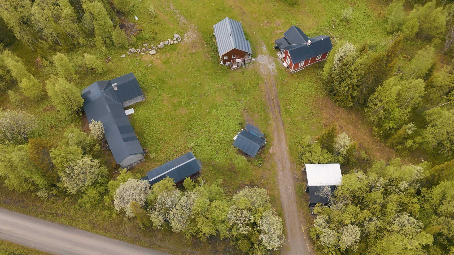 Luftaufnahme des Ferienhauses und der Nebengebäude in Grannäs